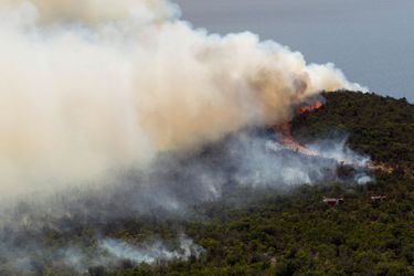 Au Monténégro, plusieurs autres incendies de forêt ont notamment entraîné l'évacuation d'une centaine de campeurs sur la péninsule de Lustica.