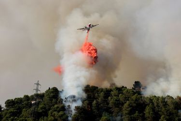 Plus de 450 pompiers sont toujours à Castagniers (Alpes-Maritimes) pour lutter contre l'incendie virulent qui a menacé des habitations la veille à une quinzaine de kilomètres de Nice.