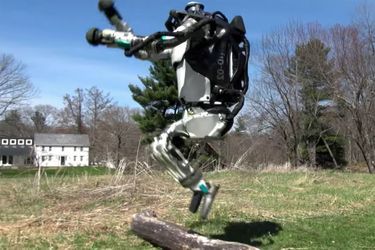 Le robot Atlas de Boston Dynamics saute au dessus un tronc d'arbre.