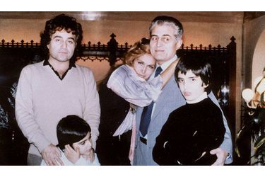 Noël 1979. Dalida entre ses deux frères, Bruno-Orlando et Orlando, l’aîné, avec ses deux fils Roberto et Luigi.