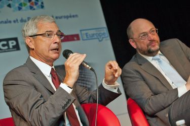 Claude Bartolone et Martin Schulz débattent, lundi matin, au lycée Jean-Renoir de Bondy