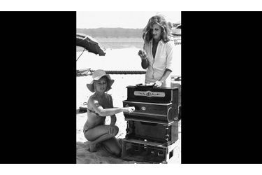 Saint-Tropez,1970. Brigitte était la meilleure amie de la star. Dalida savait l’amuser et BB ne ratait pas un Olympia.