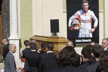Les émouvants adieux à Jules Bianchi - Le monde de la F1 réuni pour ses obsèques 