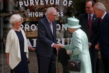 La reine Elizabeth II à son arrivée au pop-up Sainsbury's à  Londres, le 22 mai 2019