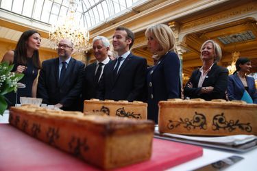 Emmanuel et Brigitte Macron vendredi à l'Elysée lors d'une réception pour le commerce alimentaire de proximité.