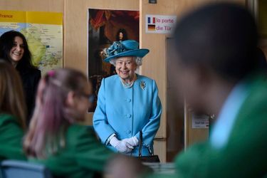 La reine Elizabeth II visite le Sydney Russell School à Dagenham, dans l&#039;est de Londres