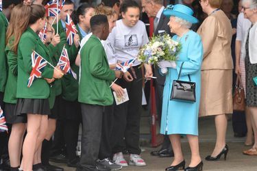 La reine Elizabeth a discuté longuement avec les élèves du Sydney Russell School de Dagenham, à Londres