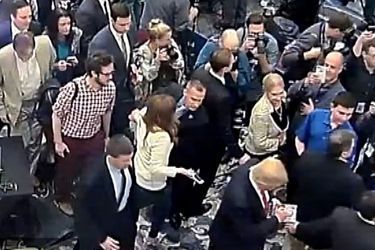Extrait de la vidéo dans laquelle le directeur de campagne de Donald Trump agrippe une journaliste. 