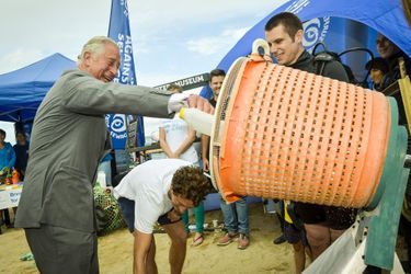Le prince Charles souhaite inciter les Britanniques à recycler davantage, à Fistral Beach, 22 juillet 2015