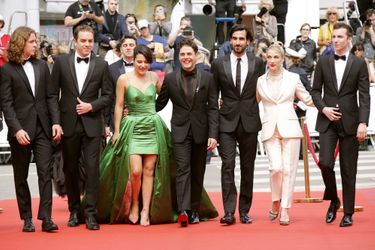 Xavier Dolan et son équipe lors de la montée des marches du film «Matthias & Maxime» à Cannes le 22 mai 2019