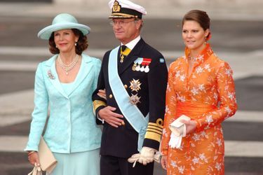 La reine Silvia et le roi Carl XVI Gustaf de Suède avec la princesse Victoria à Madrid, le 22 mai 2004