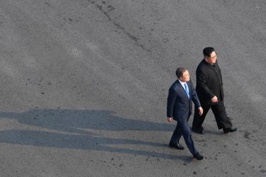 Moon Jae-in et Kim Jong-un, vendredi à Panmunjom.