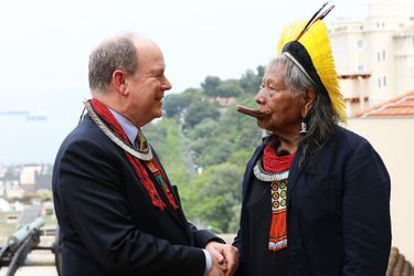 Le prince Albert II de Monaco et le chef Raoni Metuktire à Monaco, le 23 mai 2019