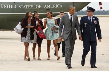 Obama quittant Washington avec Sasha et deux de ses amies