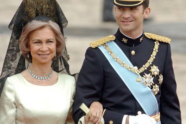 Le prince Felipe d&#039;Espagne au bras de sa mère la reine Sofia à Madrid, le 22 mai 2004