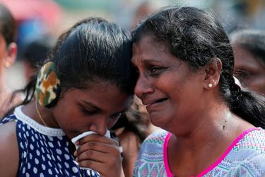 Un mois après les attentats au Sri Lanka, prières devant une des églises touchées, le 21 mai 2019.