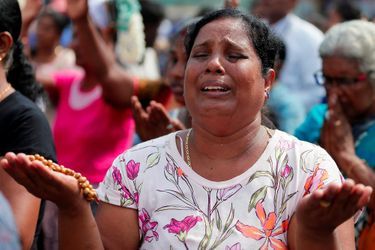 Un mois après les attentats au Sri Lanka, prières devant une des églises touchées, le 21 mai 2019.