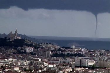 La trombe marine s&#039;est formée lundi vers 18h30 près de Marseille.