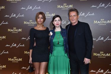 Zahia Dehar, Rebecca Zlotowski et Benoît Magimel à la soirée du film «Une fille facile» sur la plage Magnum lors du 72e Festival de Cannes le 20 mai 2019