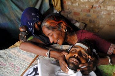 Une femme pleure un homme victime de l'alcool frelaté de Tando Muhammad Khan, une ville située dans le sud du Pakistan.