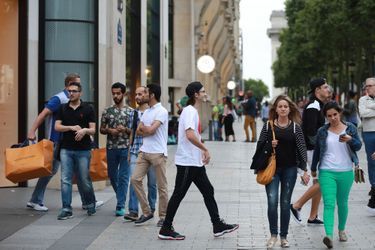 René-Charles à la sortie de la boutique Louis Vuitton sur les Champs-Elysées, le 11 juillet 2017.