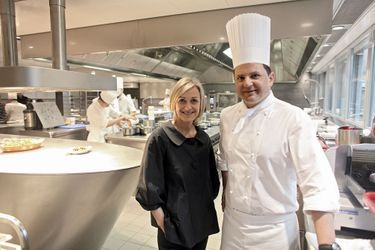 Brigitte Violier au côté de Franck Giovannini, le nouveau chef de la maison, dans la cuisine conçue sur mesure par Benoît Violier.  