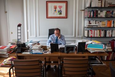 François Hollande dans son bureau, rue de Rivoli, le 10 avril.
