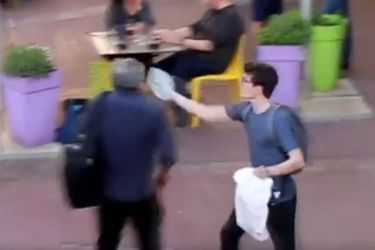 Capture d&#039;écran de la vidéo postée sur les réseaux sociaux montrant le député de Seine-Saint-Denis entarté par un jeune homme.