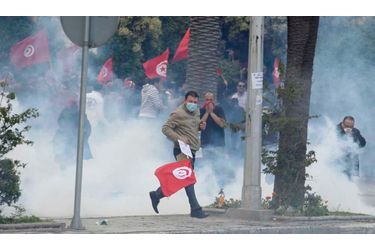 En Tunisie, plusieurs centaines de personnes qui manifestaient lundi sur l'emblématique avenue Habib Bourguiba, à Tunis, ont été violemment dispersées à coup de gaz lacrymogène. Les manifestants voulaient commémorer la journée des martyrs tunisiens et protester contre l'interdiction depuis le 28 mars de tout rassemblement sur l’artère en question. Le président tunisien Moncef Marzouki a estimé lundi que la violence avait atteint "un degré de violence inacceptable", mettant en cause aussi bien les manifestants que les policiers.