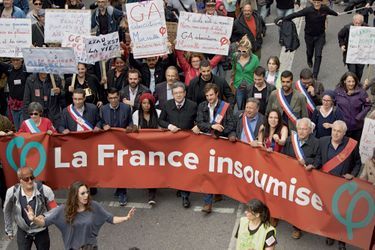Jean-Luc Mélenchon et des élus de La France insoumise au défilé "Stop Macron", à Marseille, le 14 avril.