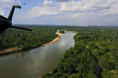 C’est en hélicoptère que  l’on rejoint le site archéologique dans la Mosquitia : 50 000 kilomètres  carrés de végétation dense traversés par quelques rivières  dans le nord-est du Honduras.
