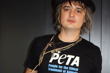 Pete Doherty pose pour la PETA.
