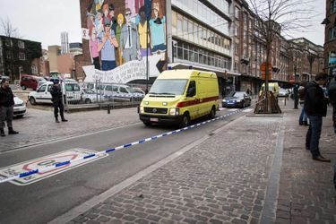 L'ambulance qui a transporté Salah Abdeslam et Amine Choukri, à leur sortie de l'hôpital Saint-Pierre samedi à Bruxelles.