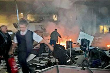 Scène de guerre au terminal : les plafonds s’effondrent et des feux se déclenchent.
