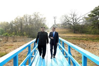 Kim Jong-un et Moon Jae-in, côte à côte, le 27 avril, dans la zone démilitarisée du village de Panmunjom.