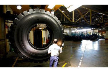 Dans l’usine Michelin du Puy-en-Velay, contrôle d’un pneu de 2,7 mètres de diamètre et de 1 300 kilos destiné à un engin de chantier. C’est une des exceptions qui confirment la règle. Les bénéfices du géant mondial s’envolent avec une hausse de 40 % en 2011. De quoi rassurer les 24 000 salariés répartis sur les 15 implantations françaises.