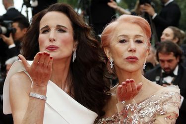 ﻿Andie MacDowell et Helen Mirren lors de la montée des marches du film «Les plus belles années d&#039;une vie» à Cannes le 18 mai 2019