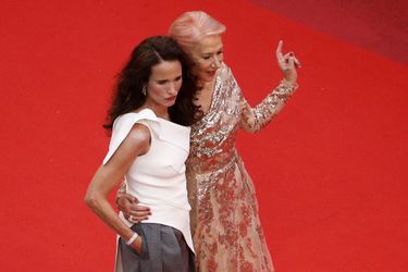 Andie MacDowell et Helen Mirren lors de la montée des marches du film «Les plus belles années d&#039;une vie» à Cannes le 18 mai 2019