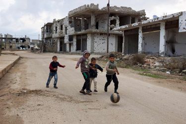 Des enfants syriens jouant dans la ville de Deraa le 24 février 2016.