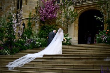 La robe de mariée et le long voile de Lady Gabriella Windsor, de dos, à Windsor le 18 mai 2019