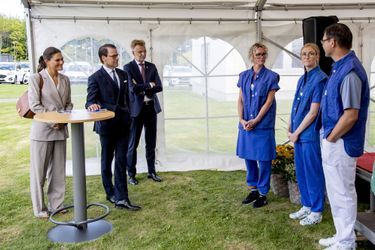 La princesse héritière Victoria de Suède et le prince Daniel dans un hôpital à Sköve, le 25 août 2021