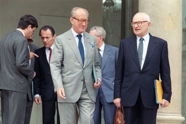 Alain Decaux à la sortie du Conseil des ministres le 29 juin 1988 à Paris.