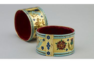 Ce sont des bracelets d'or, ornés d'emblèmes émaillés du royaume.