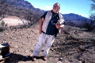 Jim Harrison dans le désert de l'Arizona en 2001.