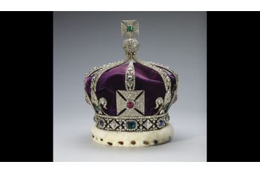 George V, en tant qu'Empereur des Indes, avait décidé que lui et la reine Mary devaient être couronnés en Grande-Bretagne et en Inde. Comme les Joyaux de la Couronne ne sont pas autorisés à quitter les îles britanniques, l'Imperial Crown of India, a été réalisée spécialement pour qu'il puisse la porter à la Delhi Durbar, ou "Cour de Delhi" en Décembre 1911. La couronne est sertie de 6002 diamants et colorée de pierres d'origine indienne: saphirs, rubis et émeraudes...