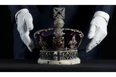 A l'occasion du Jubilé de Diamant d'Elizabeth, la Tour de Londres organise une nouvelle exposition des Joyaux de la Couronne. Découvrez en photos ces trésors inestimables de la monarchie britannique...Ici, probablement la plus célèbre de nos jours: l'Imperial State Crown...