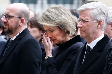 La reine Mathilde et le roi Philippe de Belgique rendent hommage aux victimes des attentats à Bruxelles, le 24 mars 2016