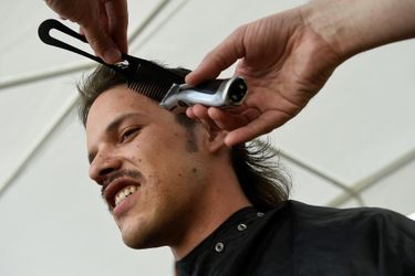 Des stands de coiffeurs accueillent les courageux prêts à sa mettre au &quot;mulet&quot;.&nbsp;