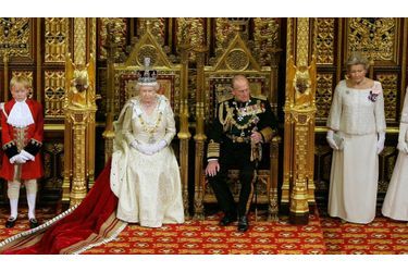 L’Imperial State Crown a été créée en 1937 pour le couronnement de George VI. Elle est presque exactement la même que celle utilisée auparavant : la State Crown de la reine Victoria de 1838. Elle est connue du grand public en ce qu'elle est utilisée par la reine lors de la cérémonie d'ouverture du Parlement.