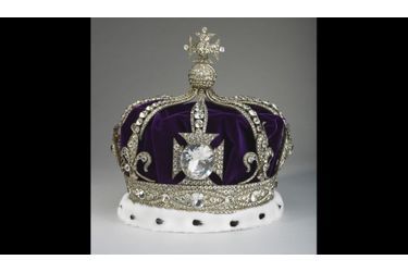 <br />
En 1902, la Reine Alexandra avait porté le célèbre Koh-i-Nur - le plus gros diamant du monde en son temps - pour la première fois lors de son couronnement. La couronne, qui n'a servi qu'une fois, comprend 3688 diamants et dispose de huit demi-arcs qui sont typiques des couronnes du pays natal de l'épouse d'Edouard VII, le Danemark. 